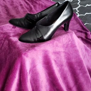Sz 9 black leather heels